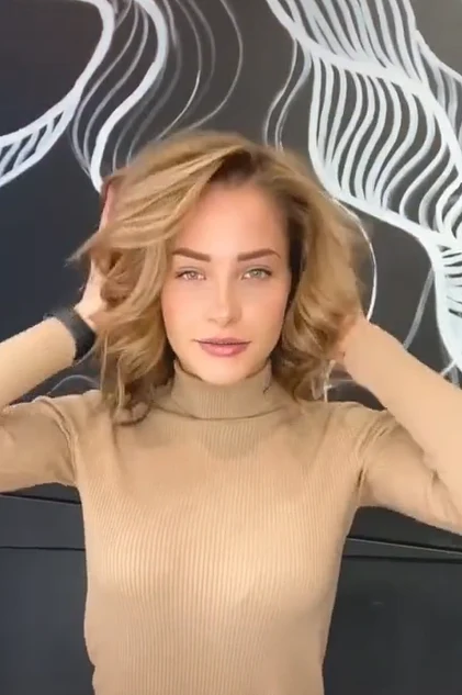 Wiktoria Omyła chwali się fryzurą na Tik Toku @wiktoriaomyla97 Wiktoria Omyła chwali się fryzurą na Tik Toku @wiktoriaomyla97