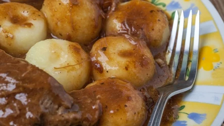 Twoje kluski śląskie będą smakować obłędnie tylko wtedy, gdy domowy sos będzie dobrze zagęszczony