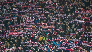 Kibice Wisły nocą czekali na piłkarzy. Mieli im sporo do powiedzenia 