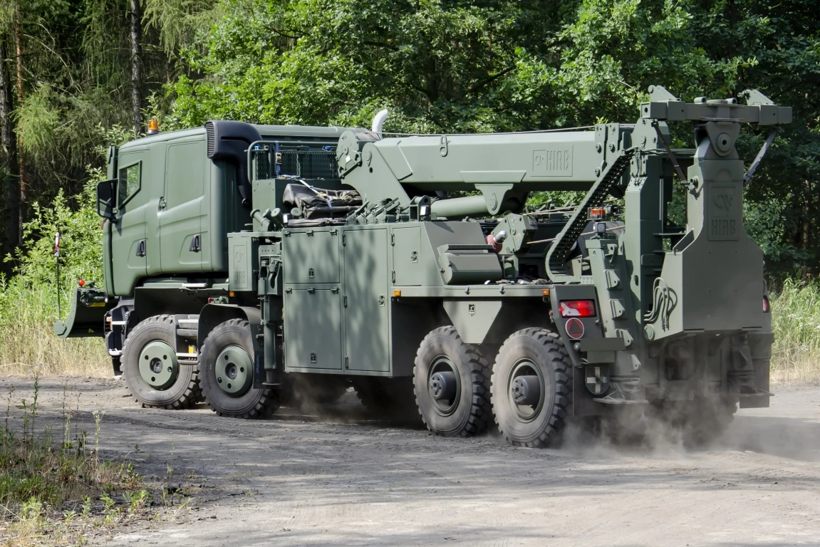 Ciężki Kołowy Pojazd Ewakuacji i Ratownictwa Technicznego „HARDUN” z Rosomak SA Ciężki Kołowy Pojazd Ewakuacji i Ratownictwa Technicznego „HARDUN” z Rosomak SA