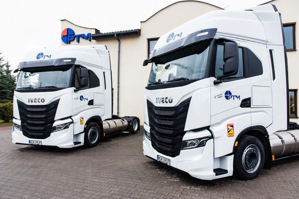 IVECO Poland przekazało polskim klientom pod koniec 2021 roku tysięczną ciężarówkę zasilaną płynnym gazem ziemnym. Było to ciągnik siodłowy S-WAY LNG