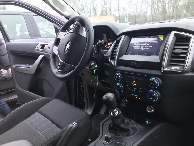 Wnętrze wojskowego Forda Rangera XLT Wnętrze wojskowego Forda Rangera XLT