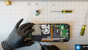Steam Deck - fragment materiału zamieszczonego w serwisie YouTube.com na profilu @iFixIt