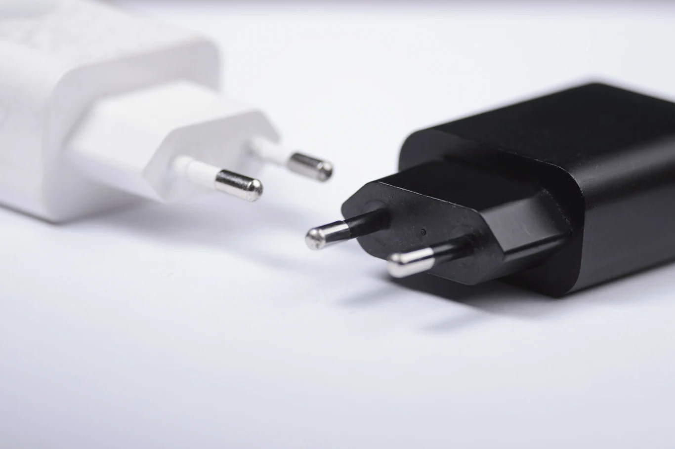 Ładowanie telefonu to zaledwie kilkanaście groszy w skali miesiąca. Nie zmienia to faktu, że możemy zaoszczędzić odłączając te urządzenia od prądu, gdy nie są potrzebne.