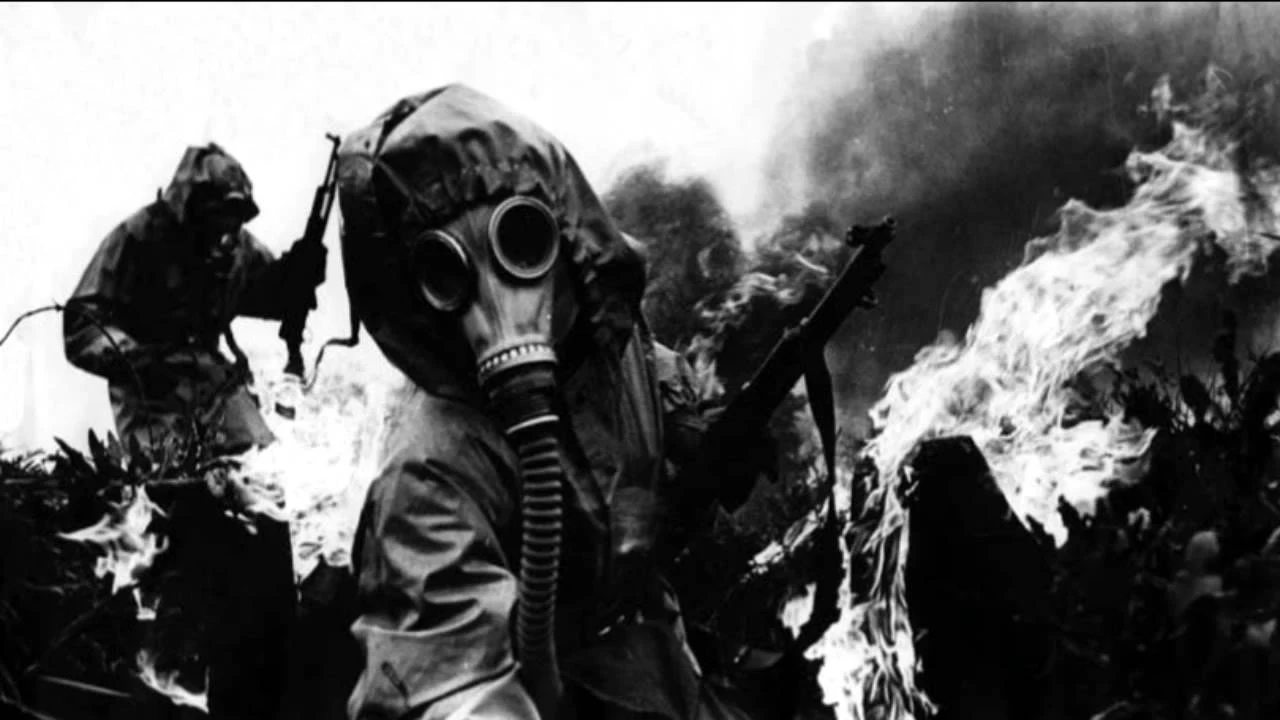 Radziecki żołnierz na poligonie nad którym... zdetonowano bombę atomową Radziecki żołnierz na poligonie nad którym... zdetonowano bombę atomową