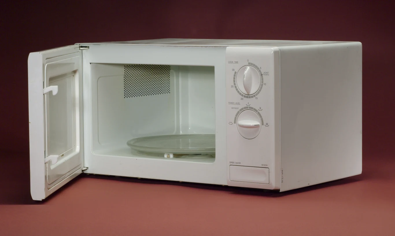 Ile prądu zużywa mikrofalówka? Miesięcznie przy krótkim korzystaniu z urządzenia powinniśmy zapłacić 10 zł