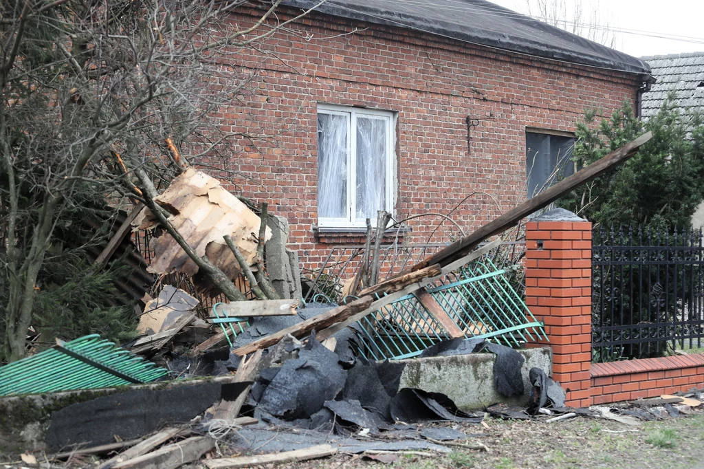 Zniszczenia po przejściu trąby powietrznej w miejscowości Smaszków (Łódzkie) Zniszczenia po przejściu trąby powietrznej w miejscowości Smaszków (Łódzkie)