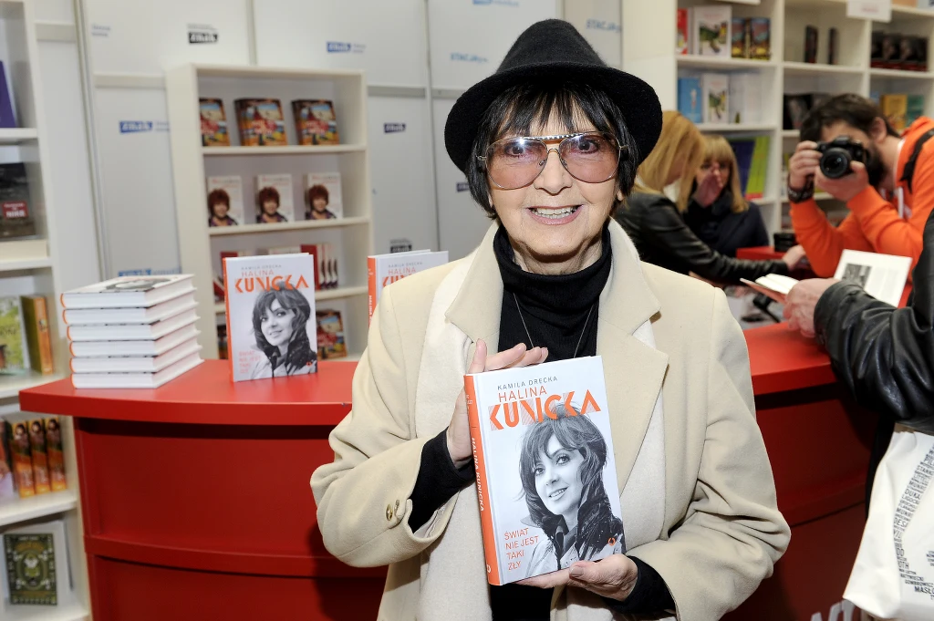 Halina Kunicka w trakcie promocji książki "Świat nie jest taki zły" w 2015 r. Halina Kunicka w trakcie promocji książki "Świat nie jest taki zły" w 2015 r.