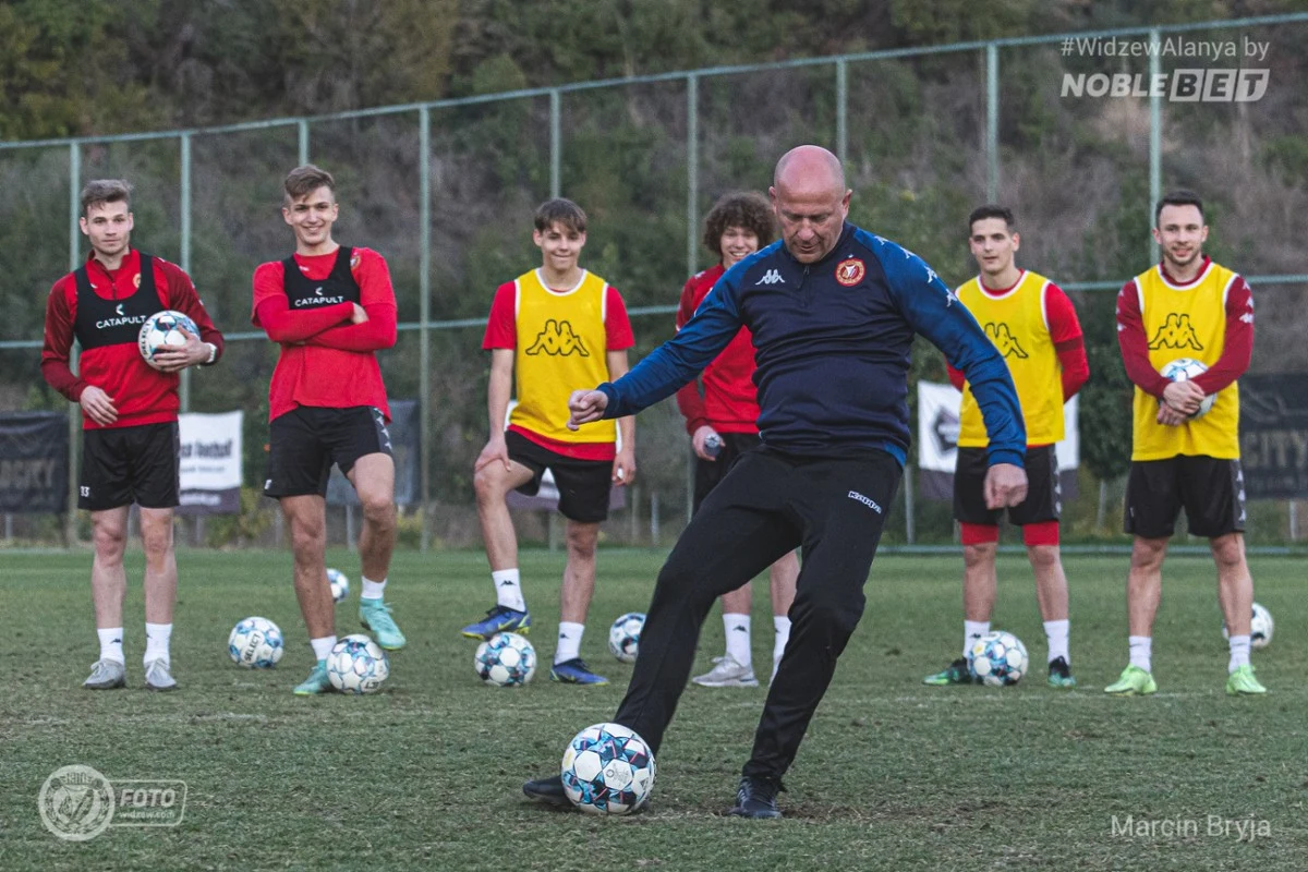 Trener Widzewa Janusz Niedźwiedź wykonuje rzut karny