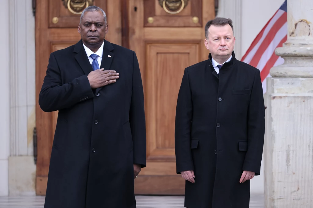 Minister obrony narodowej Mariusz Błaszczak i sekretarz obrony Stanów Zjednoczonych Lloyd Austin podczas oficjalnego powitania