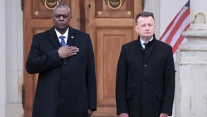 Minister obrony narodowej Mariusz Błaszczak i sekretarz obrony Stanów Zjednoczonych Lloyd Austin podczas oficjalnego powitania