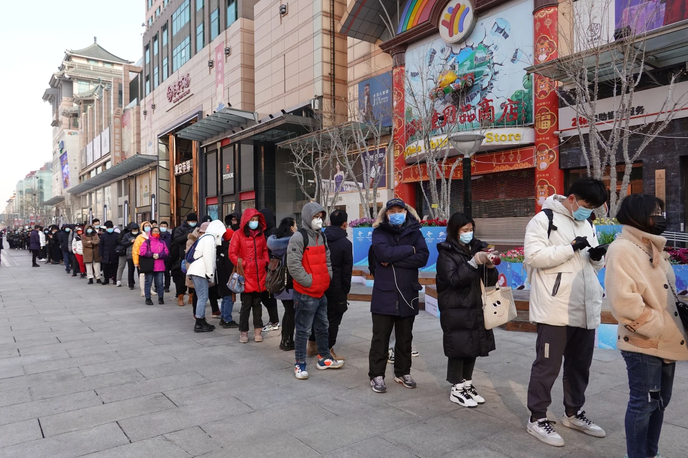 Chińczycy chcą mieć swój własny egzemplarz Bing Dwen Dwen. Chińczycy chcą mieć swój własny egzemplarz Bing Dwen Dwen.