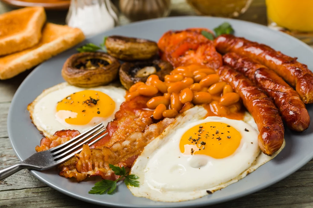 Angielskie śniadanie to popularny posiłek podawany na ciepło w krajach Wysp Brytyjskich.