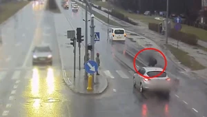 Tak się śpieszył na tramwaj, że wbiegł pod auto