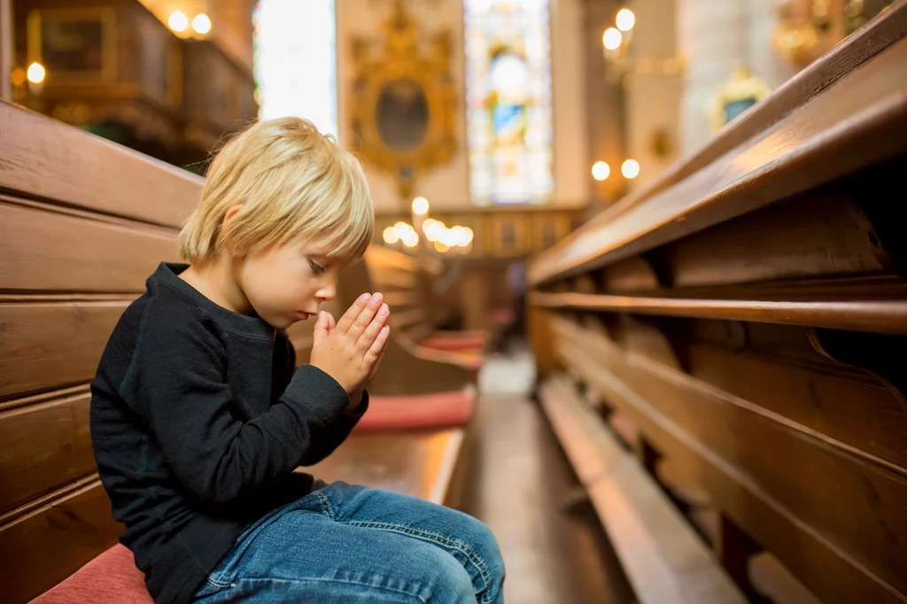 Dzieci w kościele nie zawsze potrafią się skupić. Jedzenie to dodatkowy "rozpraszacz" uwagi
