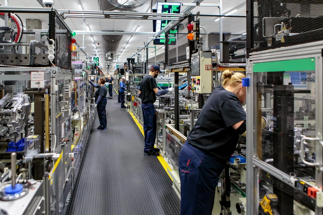 Koncern Toyota inwestuje w rozbudowę zakładów produkujących komponenty do aut hybrydowych w USA z uwagi na coraz większy ich udział na amerykańskim rynku Koncern Toyota inwestuje w rozbudowę zakładów produkujących komponenty do aut hybrydowych w USA z uwagi na coraz większy ich udział na amerykańskim rynku