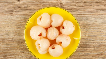 Liczi zawiera bardzo dużo witaminy C, dzięki czemu wspiera odporność. 