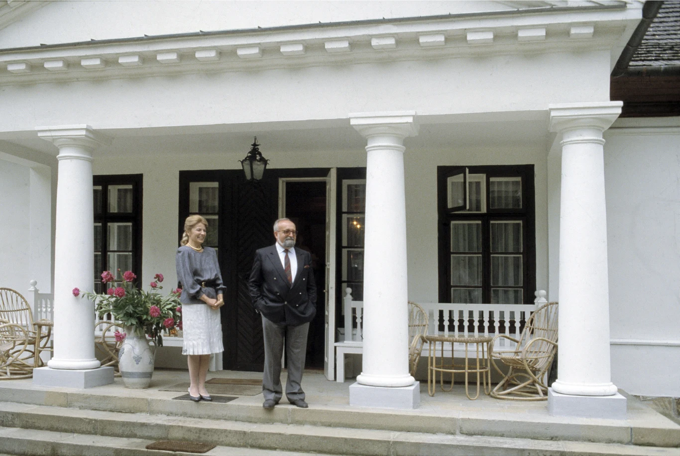 Krzysztof Penderecki i Elżbieta Penderecka w swoim odremontowanym dworze. Lusławice, 08.1980. Pierwszy Festiwal w Lusławicach. 