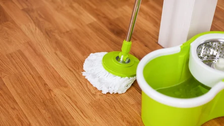 Mycie paneli to zbyt mało, aby dobrze się prezentowały. Od czasu do czasu warto przetrzeć je... orzechem włoskim