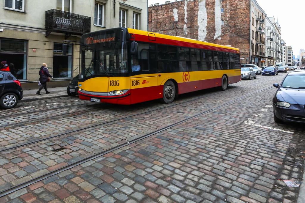 W wyniku mocnego hamowania autobusu dziecko wypadło z wózka W wyniku mocnego hamowania autobusu dziecko wypadło z wózka