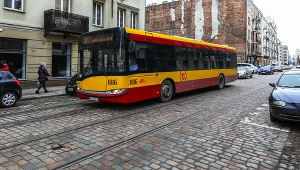 W wyniku mocnego hamowania autobusu dziecko wypadło z wózka