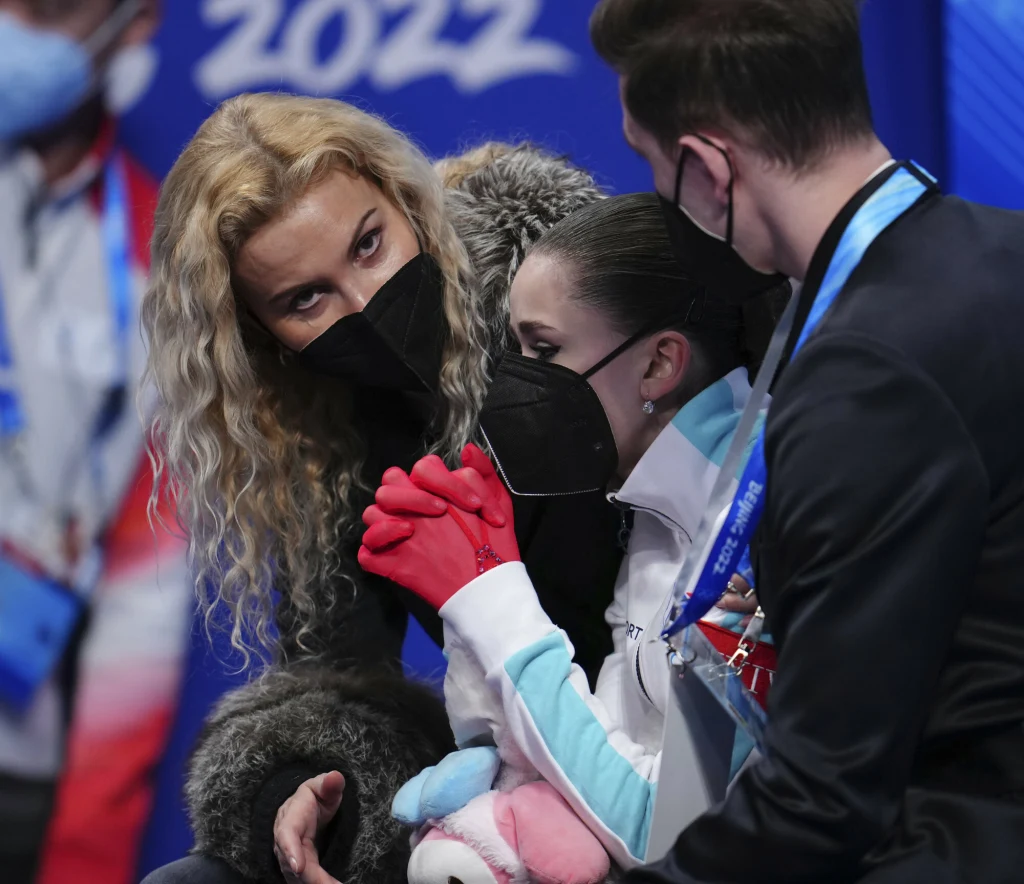 Eteri Tutberidze (pierwsza z lewej) to szefowa sztabu opiekującego się Kamiłą Walijewą Eteri Tutberidze (pierwsza z lewej) to szefowa sztabu opiekującego się Kamiłą Walijewą