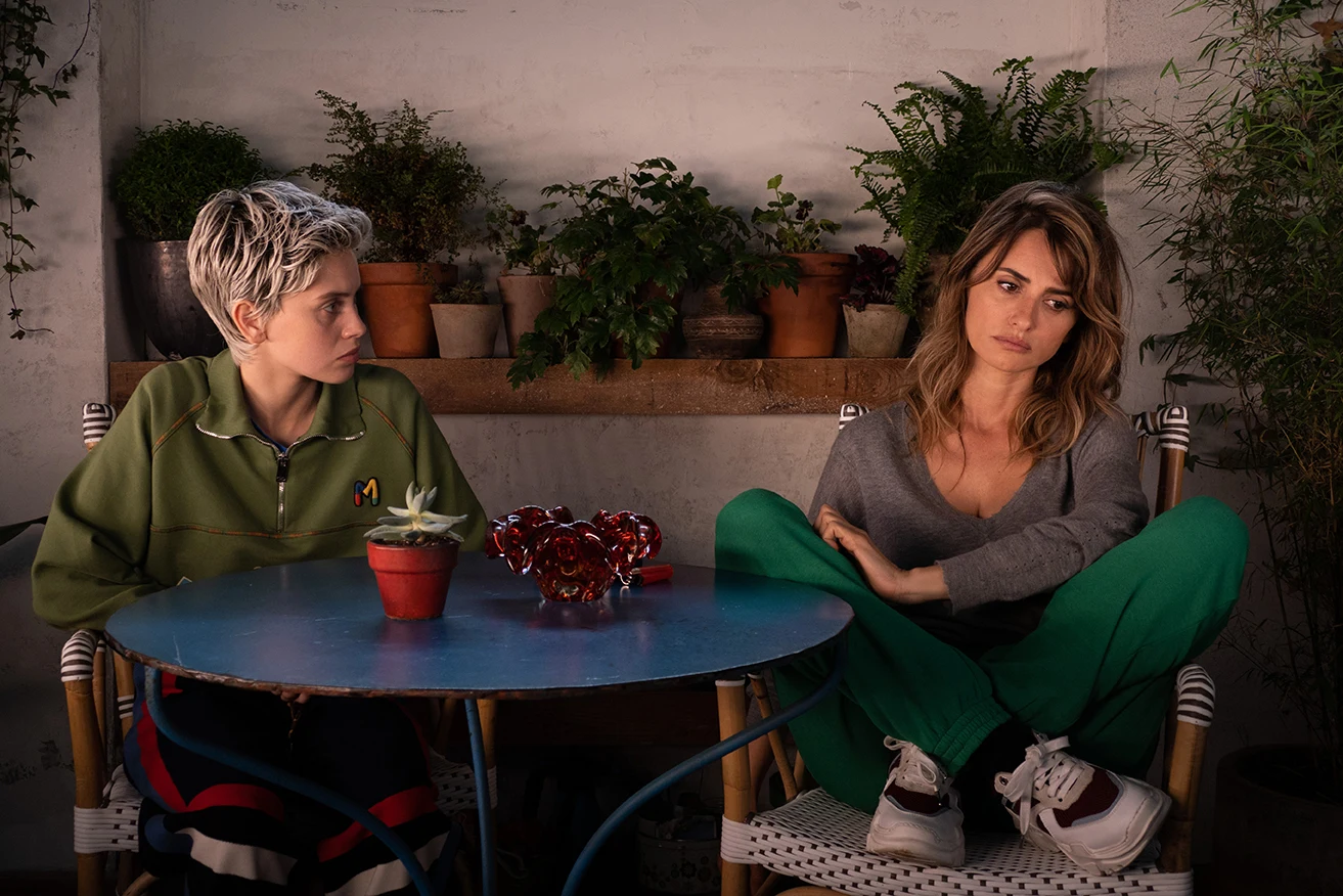 Matki Równoległe Penelope Cruz i Milena Smit, Gutek Film