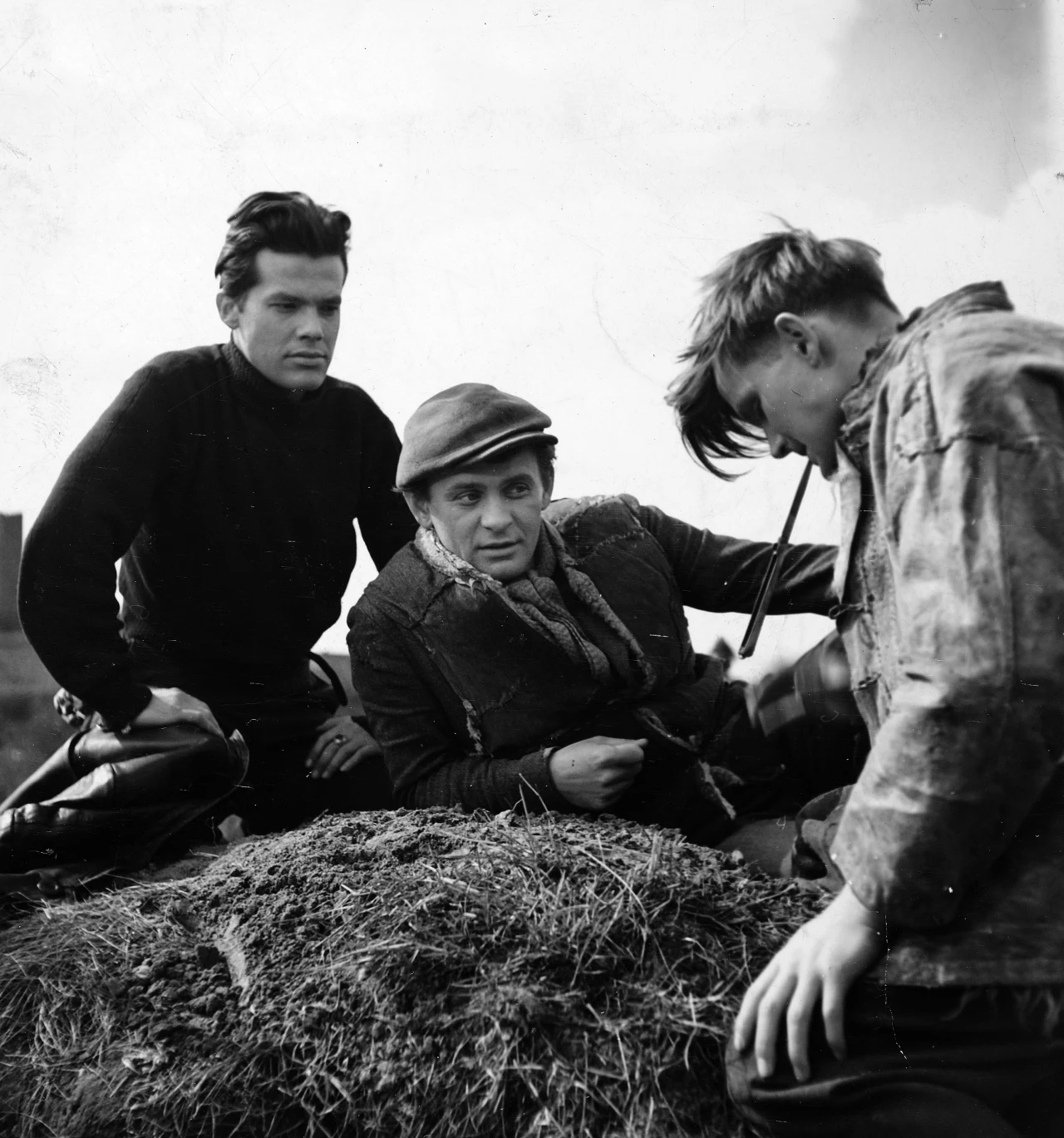 Zbigniew Cybulski (L) i Tadeusz Łomnicki (C) na planie "Pokolenia"