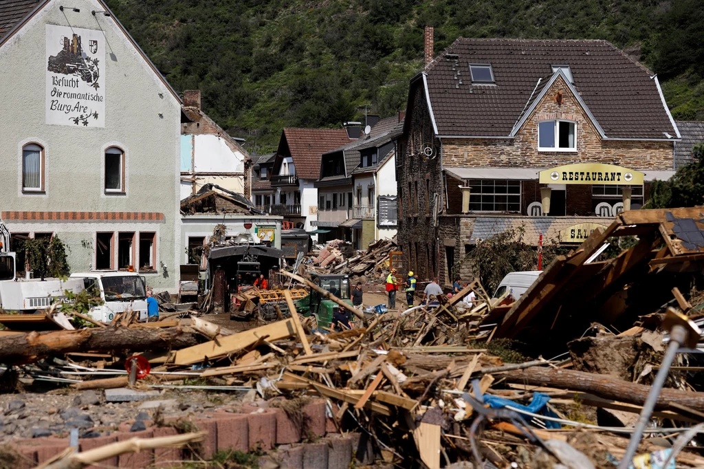 Zniszczenia po ogromnej powodzi, która nawiedziła Niemcy w lipcu ubiegłego roku. Badania pokazują, że wraz z ociepleniem klimatu liczba ekstremalnych zjawisk pogodowych zwiększa się.