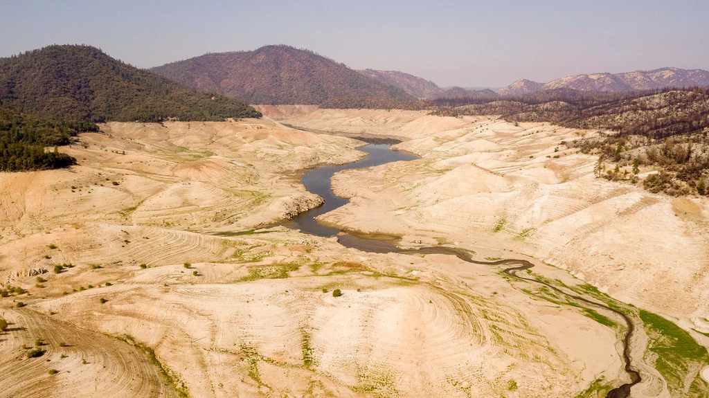 Niemal puste jezioro Oroville w Kalifornii, które ekstremalna susza doprowadza do wysychania.