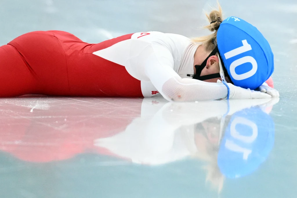 Pekin 2022. Karolina Bosiek leżąca na lodzie po upadku na trasie Pekin 2022. Karolina Bosiek leżąca na lodzie po upadku na trasie