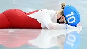 Pekin 2022. Karolina Bosiek leżąca na lodzie po upadku na trasie
