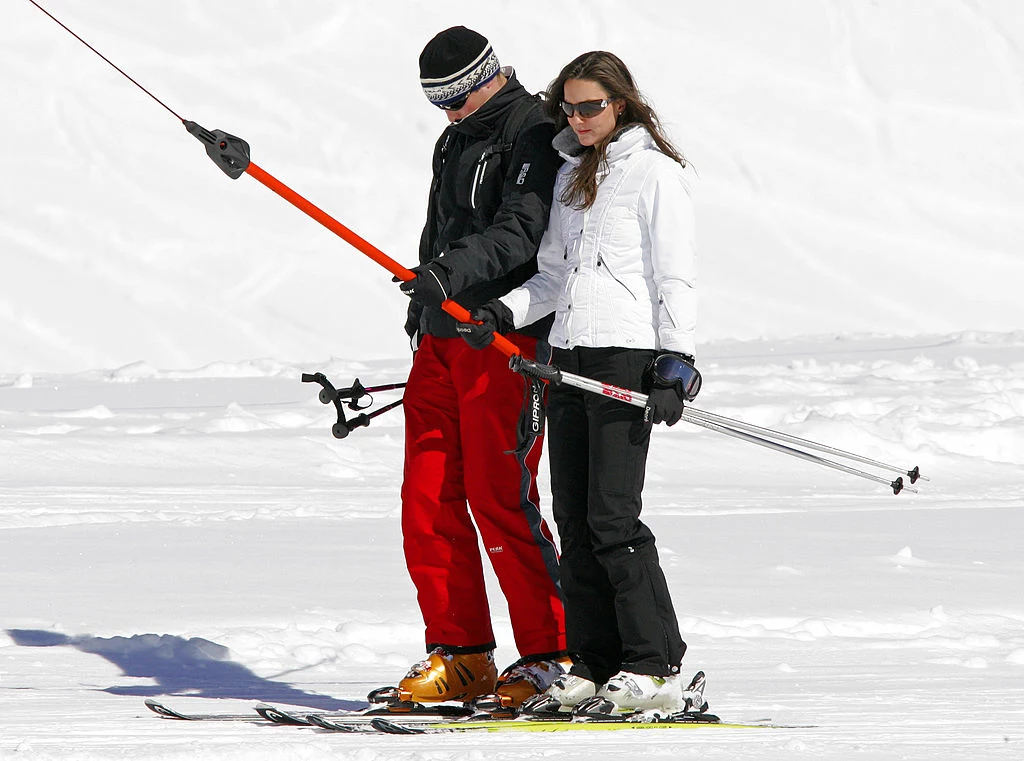 Kate Middleton i książę William na nartach w Szwajcarii w 2008 r. 