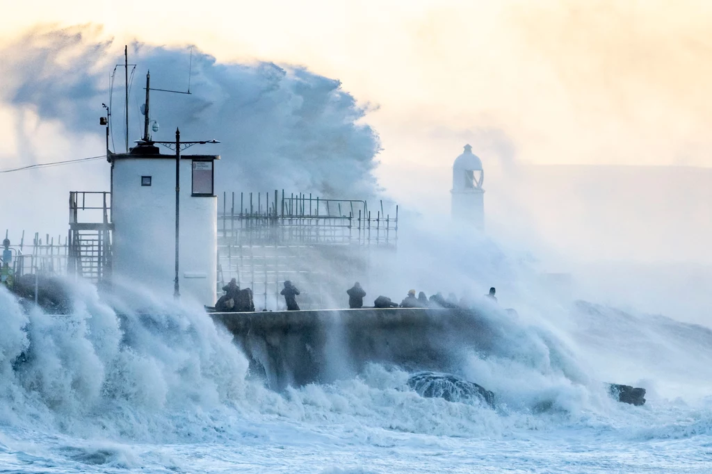 Orkan Eunice silnie wieje prawie w całej Wielkiej Brytanii. Ostrzeżenia wydano dla południowej Anglii i Walii, a na wyspie Wight odnotowano prawdopodobnie rekord prędkości wiatru. Na zdjęciu: miasto Porthcawl na wybrzeżu Walii