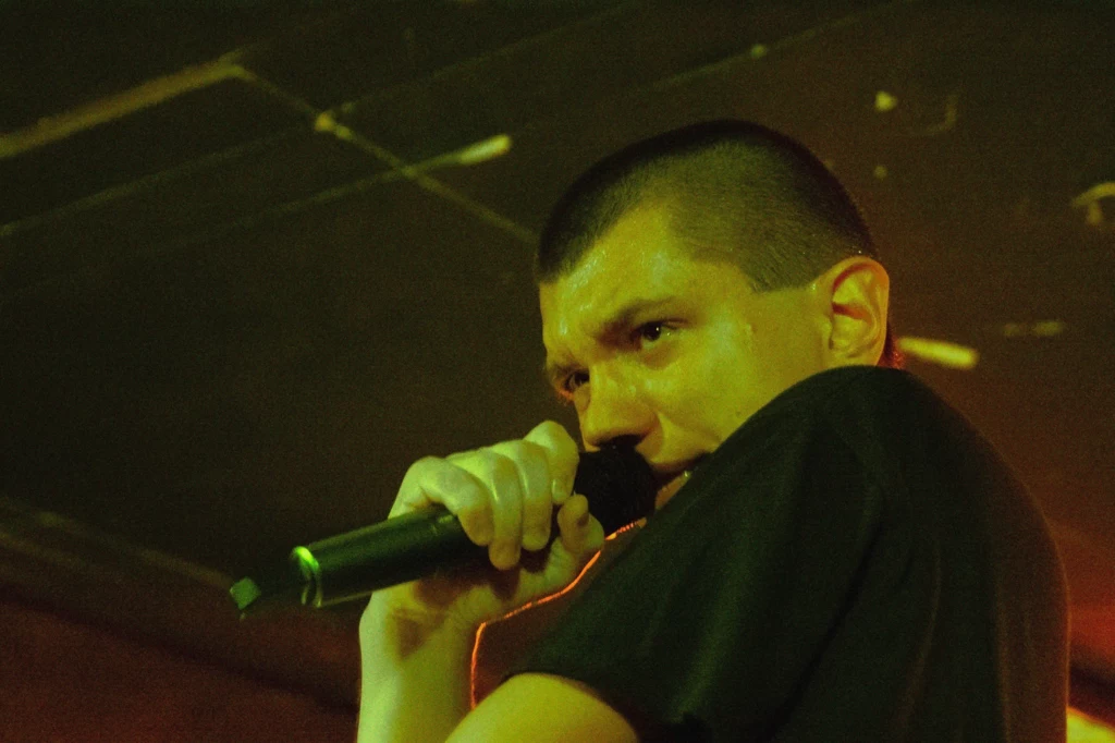 asthma podczas jednego z koncertów z pierwszej trasy promującej "manifest".