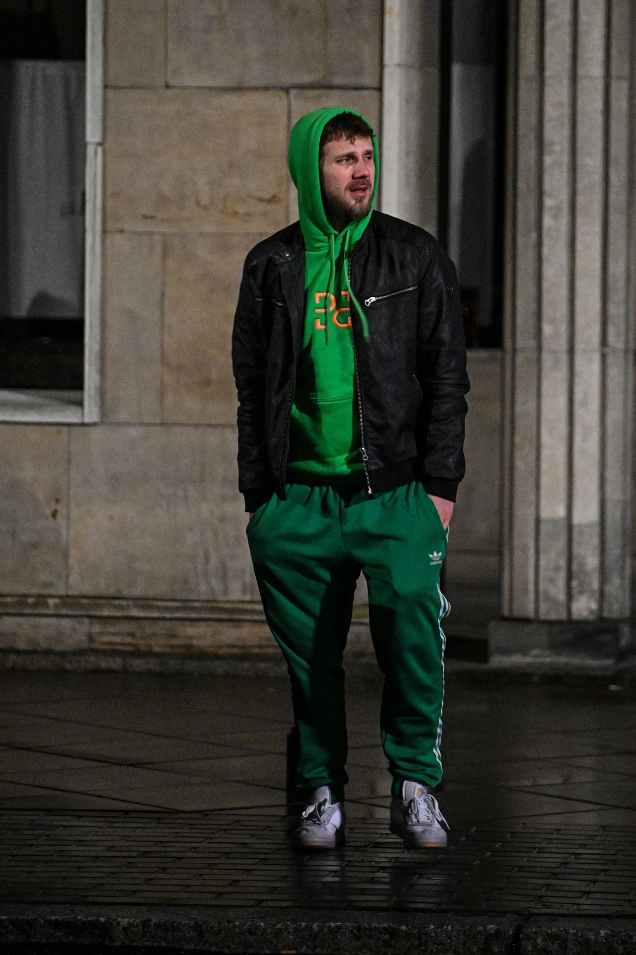 Strój urodzinowy Antka zdecydowanie nie należał do tych oficjalnych. Sportowy dres przynajmniej był wygodny.  Strój urodzinowy Antka zdecydowanie nie należał do tych oficjalnych. Sportowy dres przynajmniej był wygodny.