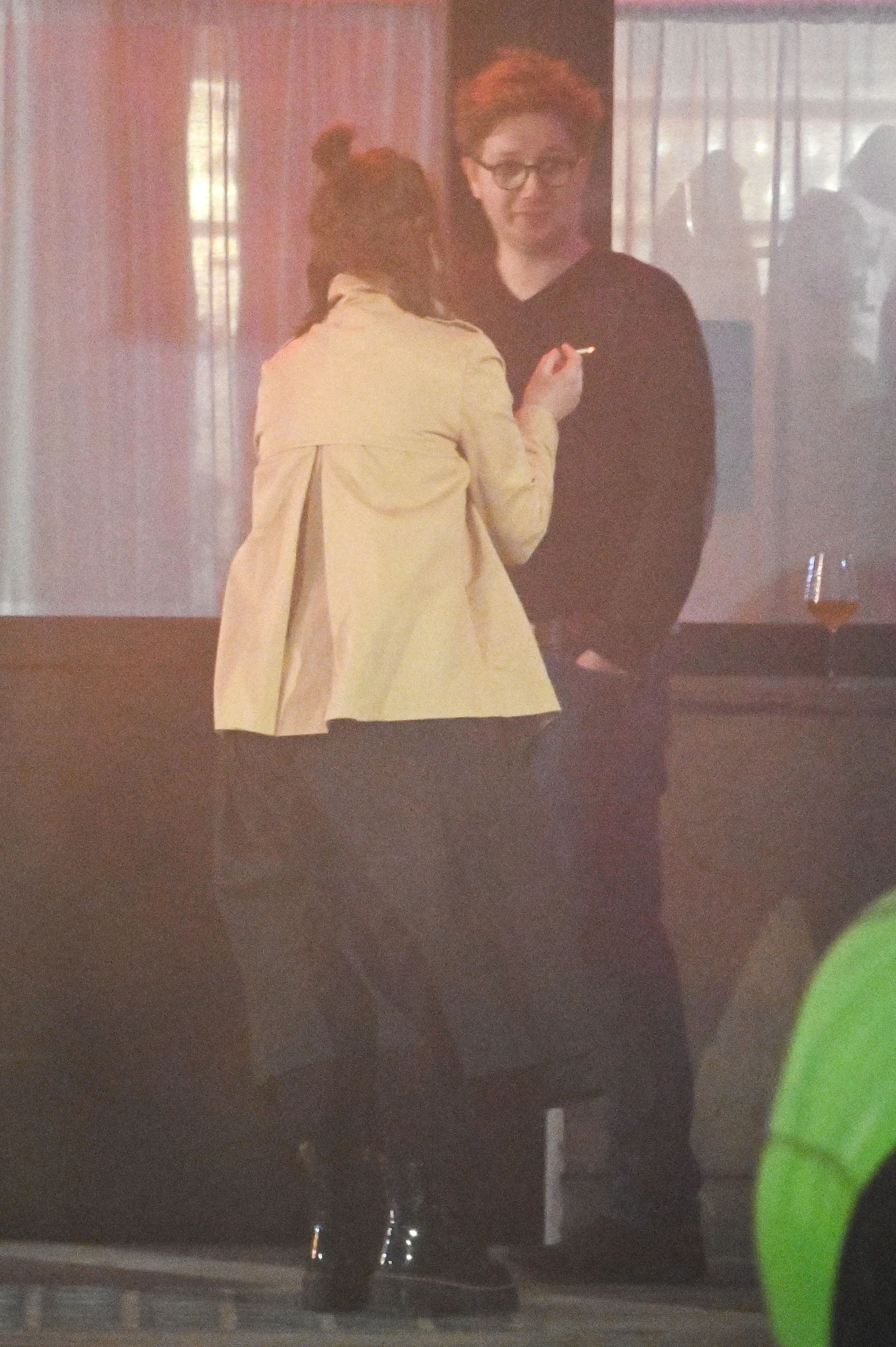 Jan Królikowski wyszedł na papierosa z partnerką Joanną Jarmołowicz. Jan Królikowski wyszedł na papierosa z partnerką Joanną Jarmołowicz.