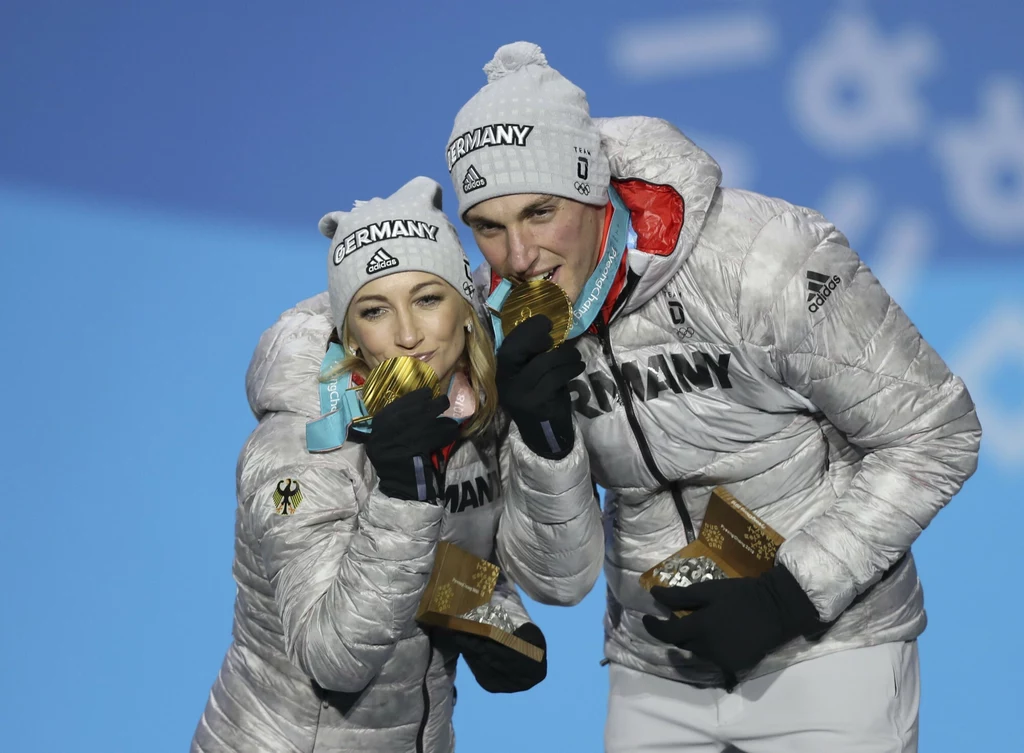 Alona Sawczenko ze złotym medalem podczas igrzysk olimpijskich w Pjongczangu Alona Sawczenko ze złotym medalem podczas igrzysk olimpijskich w Pjongczangu