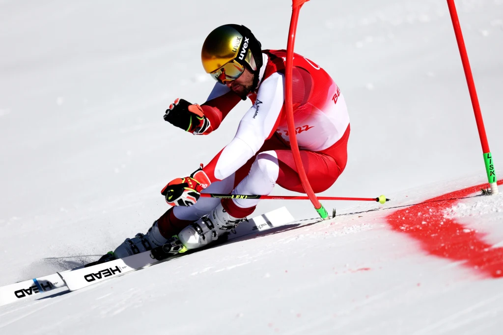 Pekin 2022. Narciarstwo alpejskie. Johannes Strolz w finale drużynowego slalomu równoległego zjeżdża bez jednego kijka Pekin 2022. Narciarstwo alpejskie. Johannes Strolz w finale drużynowego slalomu równoległego zjeżdża bez jednego kijka