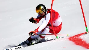 Pekin 2022. Narciarstwo alpejskie. Johannes Strolz w finale drużynowego slalomu równoległego zjeżdża bez jednego kijka