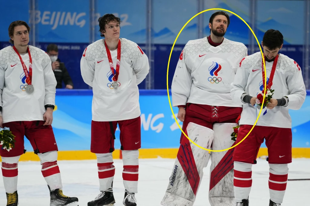 Pekin 2022. Iwan Fiedotow jako jedyny stoi bez medalu na szyi Pekin 2022. Iwan Fiedotow jako jedyny stoi bez medalu na szyi