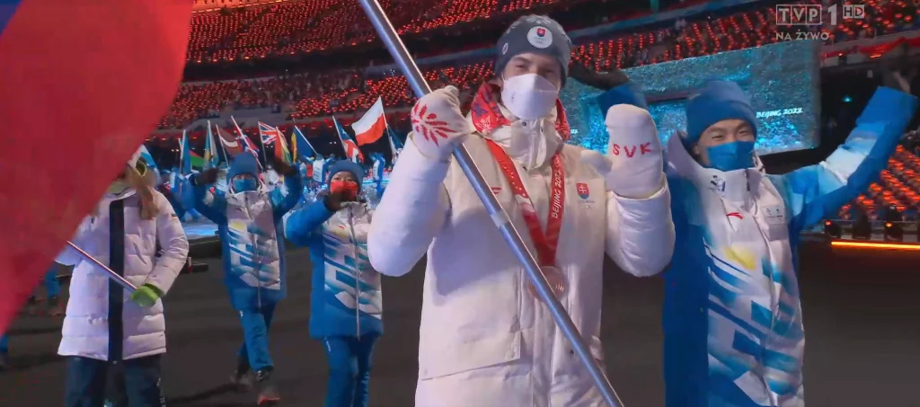 W ceremonii zamknięcia igrzysk olimpijskich w Pekinie wzięli udział reprezentanci wielu krajów. Podczas transmisji raz po raz było widać biało-czerwoną flagę