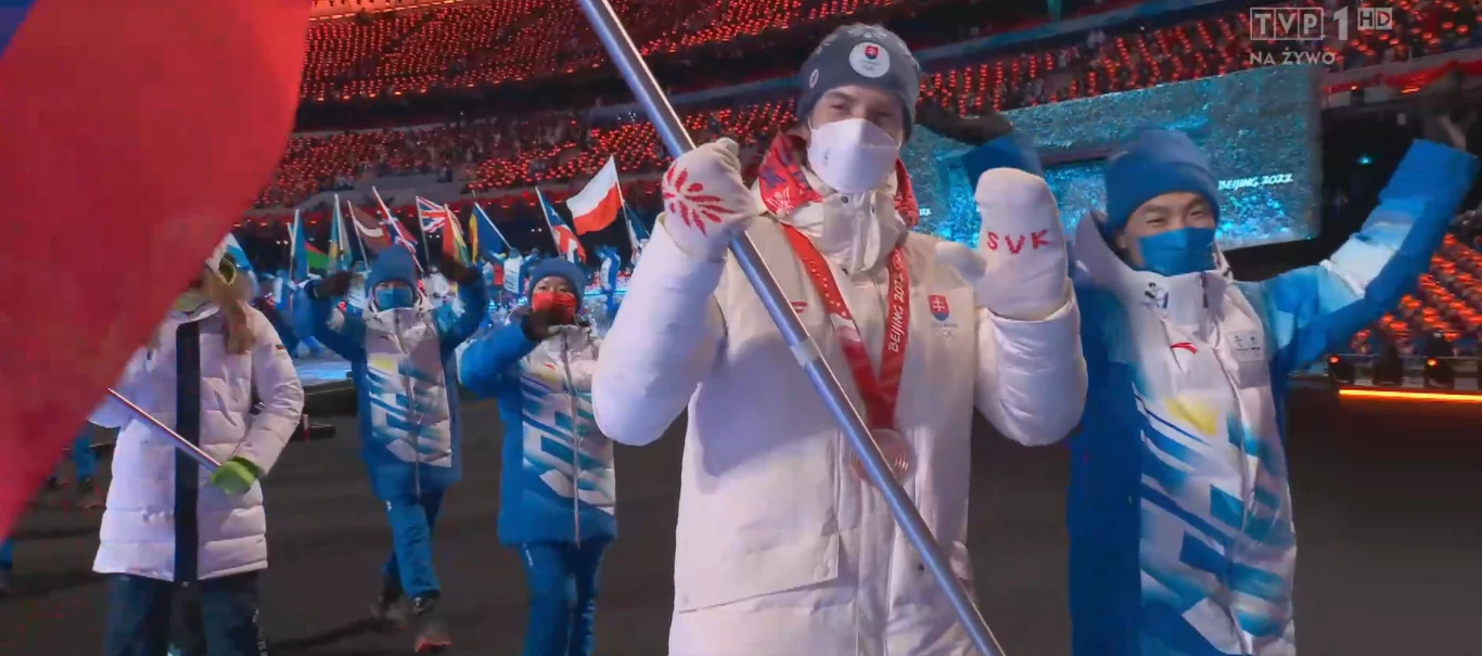 W ceremonii zamknięcia igrzysk olimpijskich w Pekinie wzięli udział reprezentanci wielu krajów. Podczas transmisji raz po raz było widać biało-czerwoną flagę