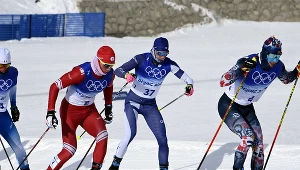 Start maratonu narciarskiego. Startuje  Remi Lindholm. Pekin 2022
