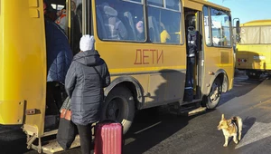 Ewakuowani od dwóch dni siedzą w autobusach 