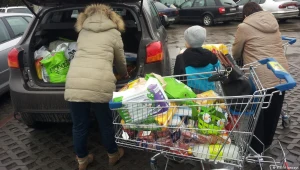 Litwini pod sklepem w Augustowie. Fot. Witold Janczys