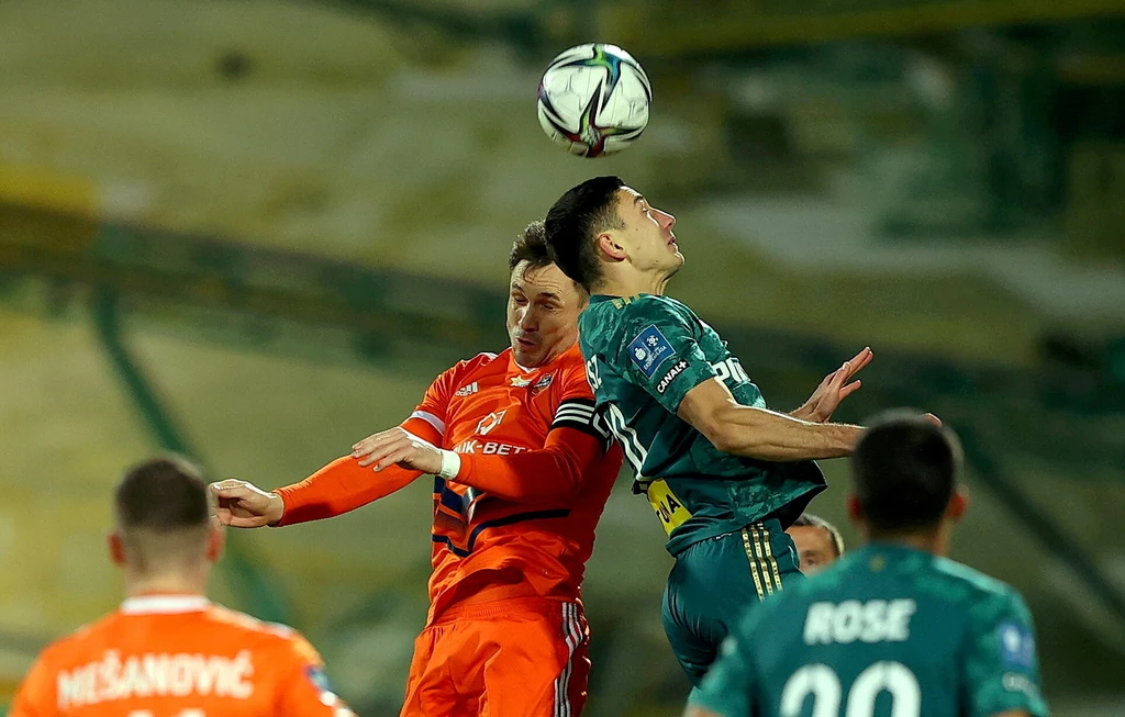 PKO BP Ekstraklasa: Termalica - Legia. Piotr Wlazło (z lewej) oraz Bartosz Slisz podczas walki o górną piłkę