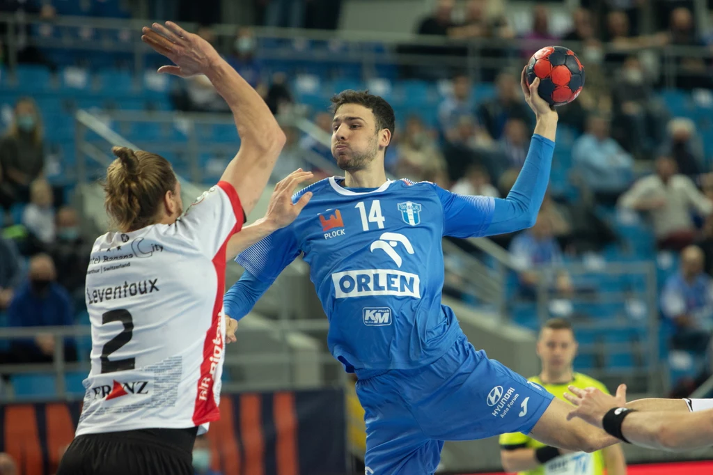 Zawodnik Orlenu Wisły Płock David Fernandez (z piłką) Zawodnik Orlenu Wisły Płock David Fernandez (z piłką)