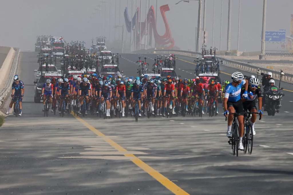 Peleton na trasie drugiego etapu UAE Tour Peleton na trasie drugiego etapu UAE Tour