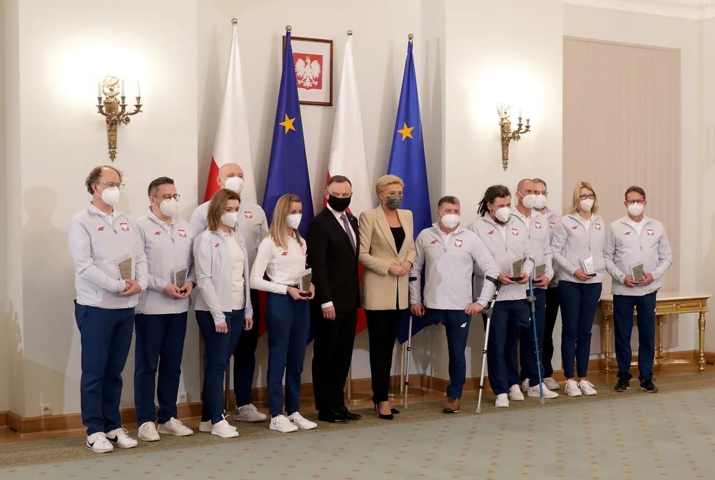  Prezydent Andrzej Duda (C-L) z małżonką Agatą Kornhauser-Dudą pozują do zdjęcia z uczestnikami ceremonii wręczenia nominacji do reprezentacji Polski na zimowe igrzyska paraolimpijskie w Pekinie